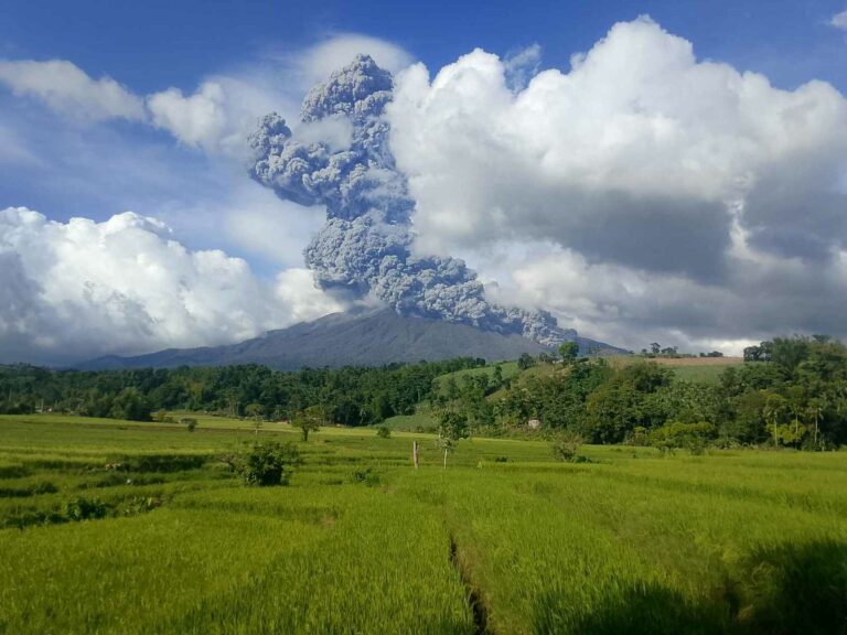 Vulcão entra em erupção nas Filipinas e milhares de pessoas