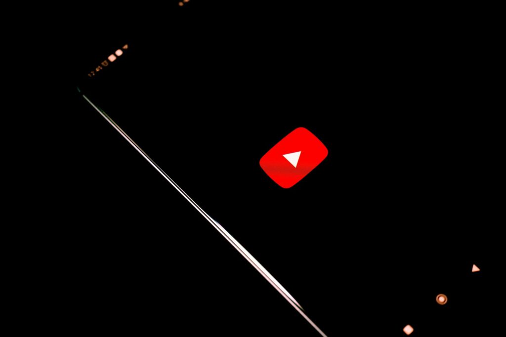 YouTube firma parceria para proteger talentos contra falsificações de IA