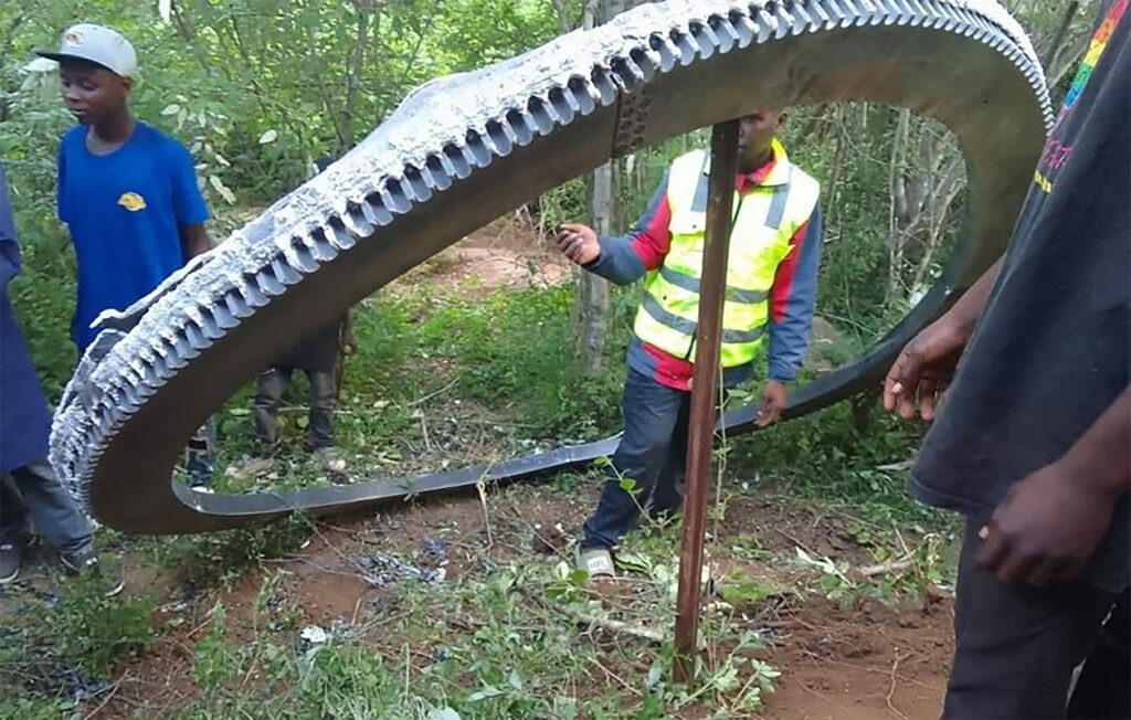 Anel metálico gigante que caiu no Quênia é peça de