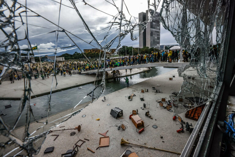 Assista AO VIVO ato do governo que celebra a democracia