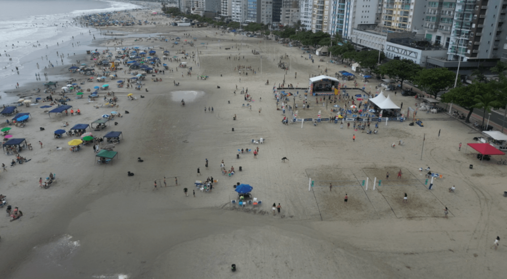 Balneário Camboriú tem praia cheias mesmo com alerta para temporais