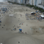 Balneário Camboriú tem praia cheias mesmo com alerta para temporais