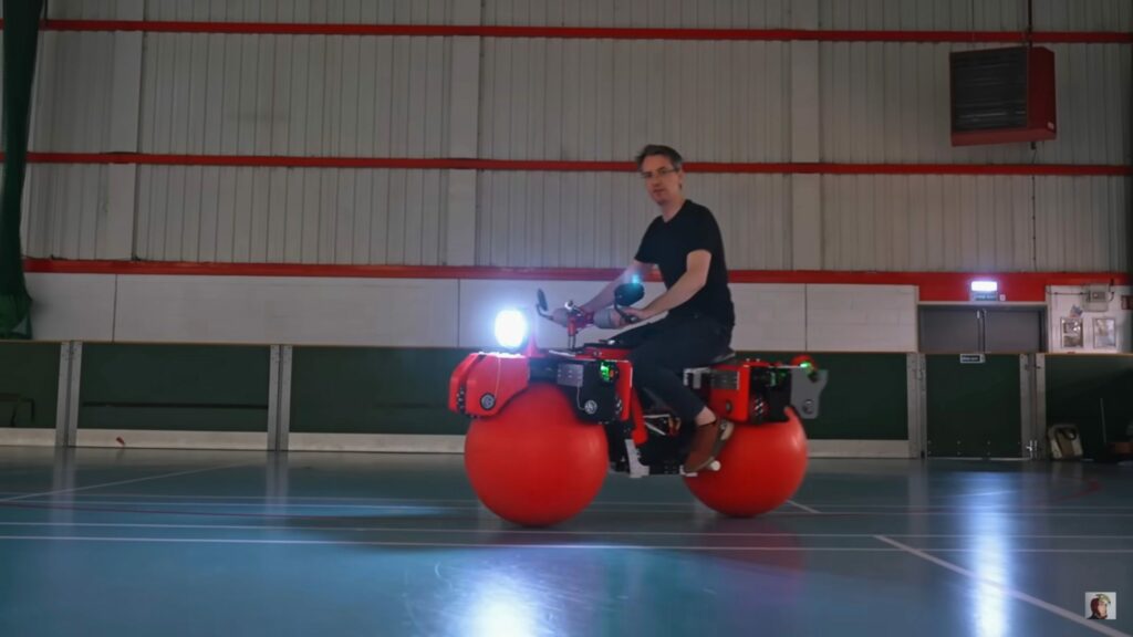 Bolas no lugar de rodas: motocicleta curiosa vai para todas