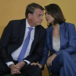 Bolsonaro cita Michelle como possível candidata à Presidência, e ele