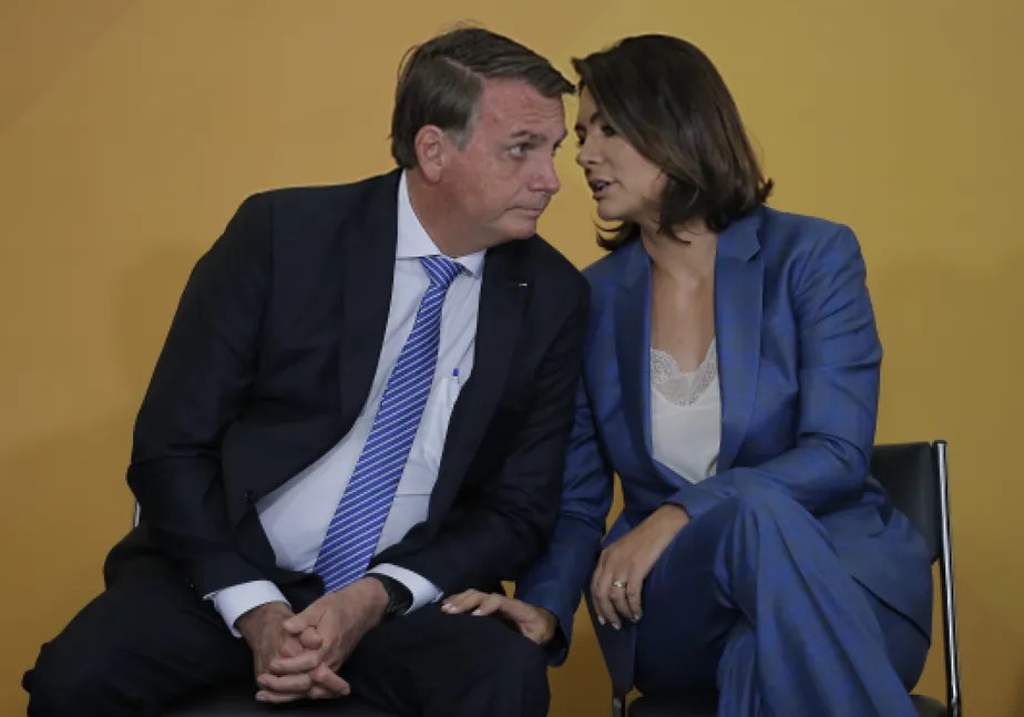 Bolsonaro cita Michelle como possível candidata à Presidência, e ele