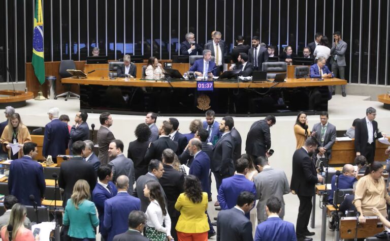 Câmara cogita aumentar número de deputados para atender decisão do