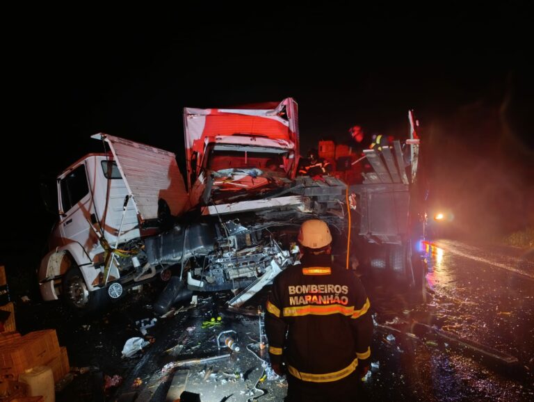 Caminhoneiro morre após colisão frontal na BR-135