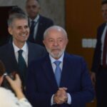 Com nova estratégia de comunicação, Lula assume a linha de