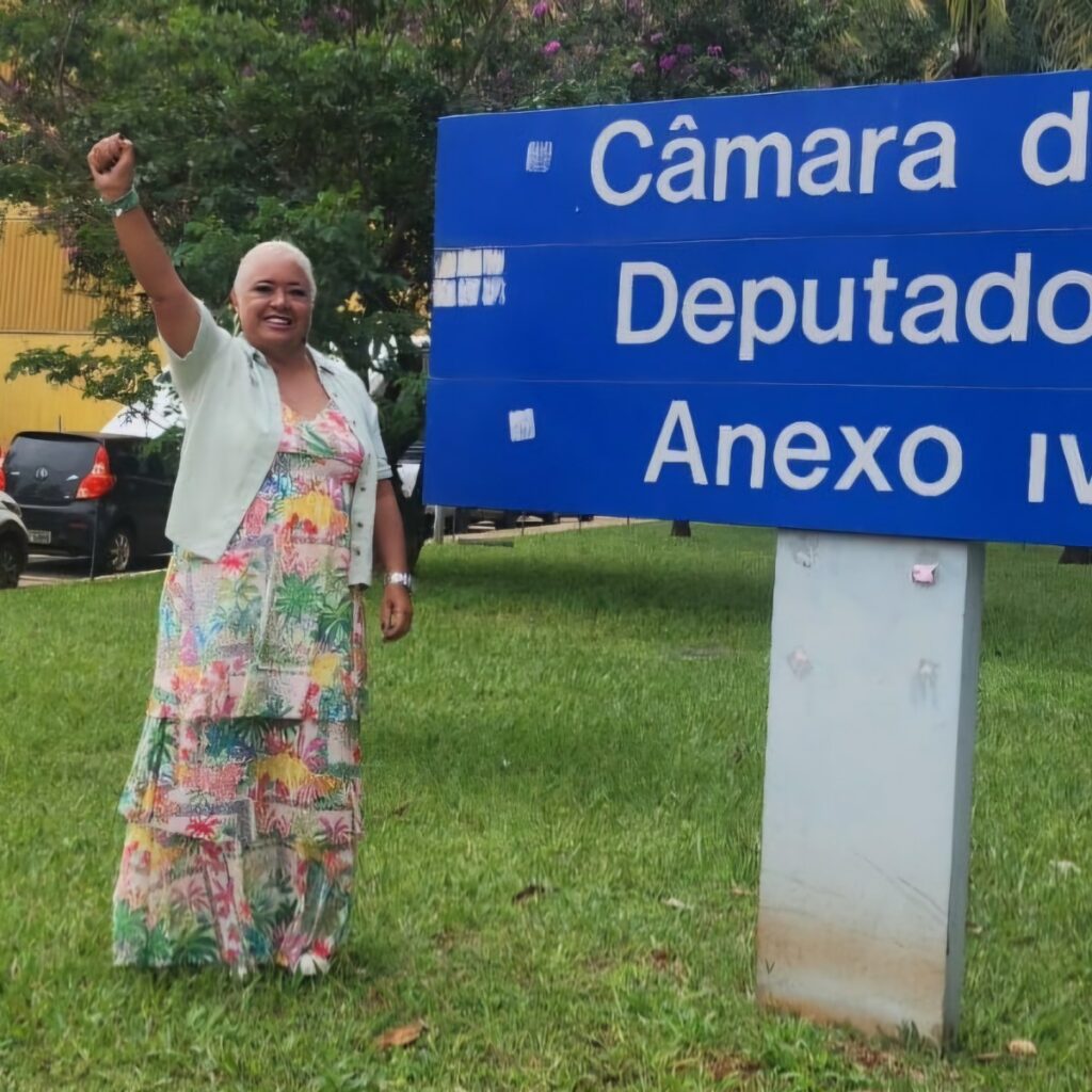 Com novo visual, Enfermeira Rejane chega à Brasília prometendo luta