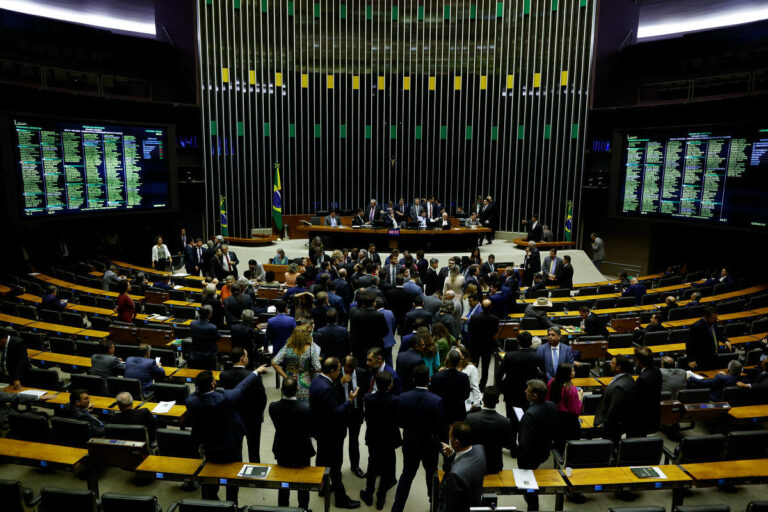 Com protagonismo do Congresso e pouca transparência, emendas movimentaram quase