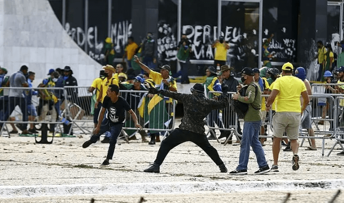 Cresce entre bolsonaristas crença de que ex-presidente teve envolvimento com