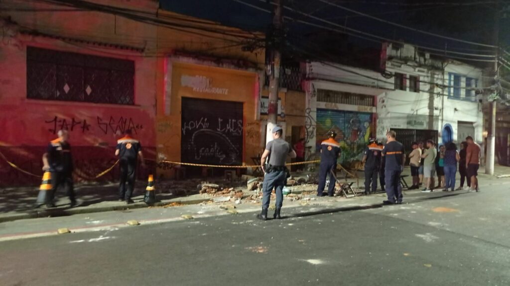 Desabamento deixa um morto e dois feridos no bairro da