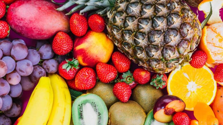 Frutas e vitaminas podem mesmo aumentar a imunidade? Veja o