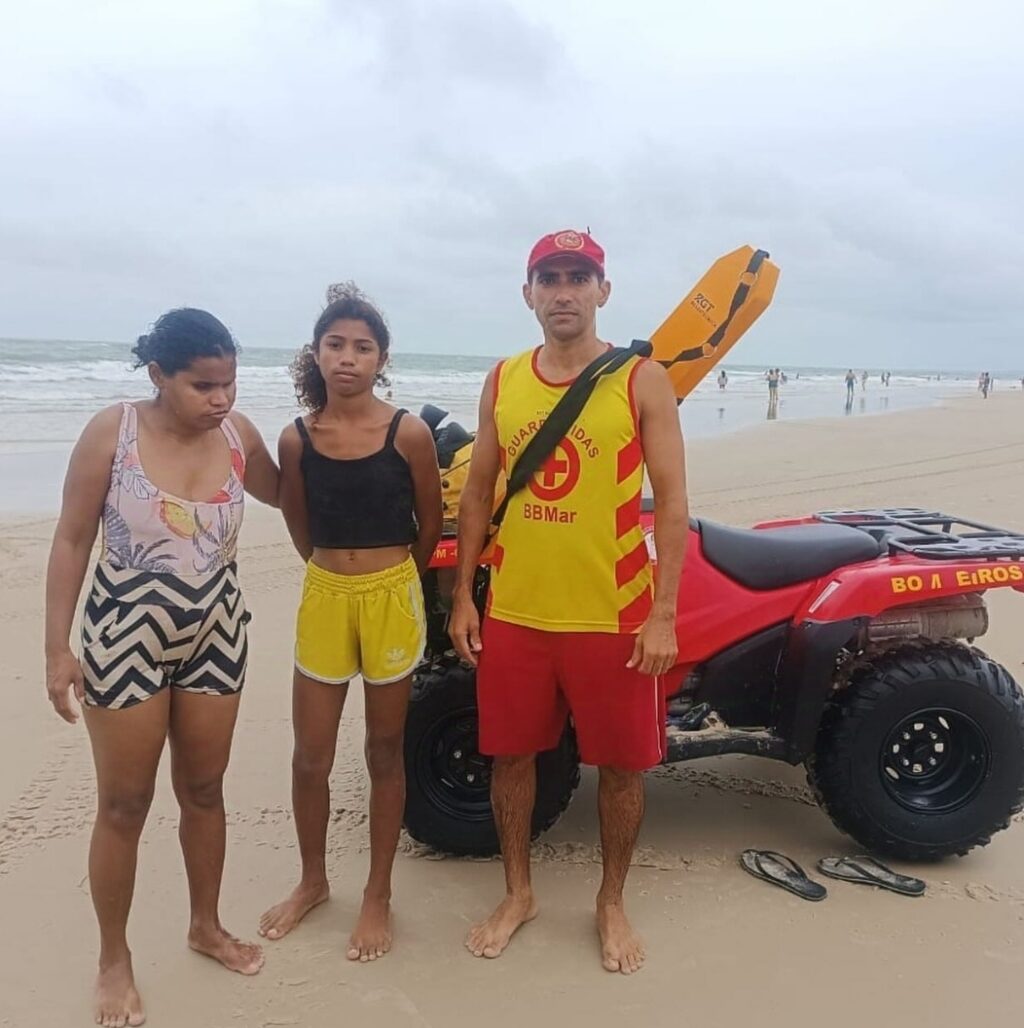 Guarda-vidas salvam menina de 11 anos de afogamento na Praia