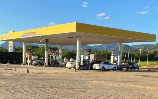 Homem esquece filhas durante parada em posto de gasolina e