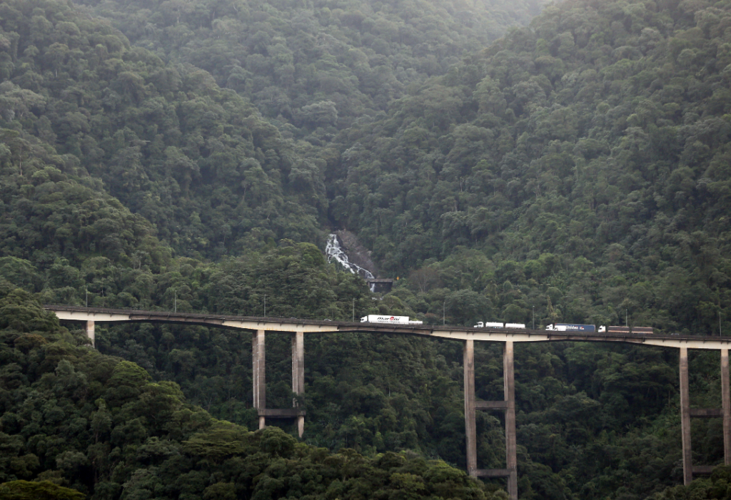 Homem leva tiro de raspão durante assalto na Rodovia dos