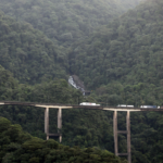 Homem leva tiro de raspão durante assalto na Rodovia dos