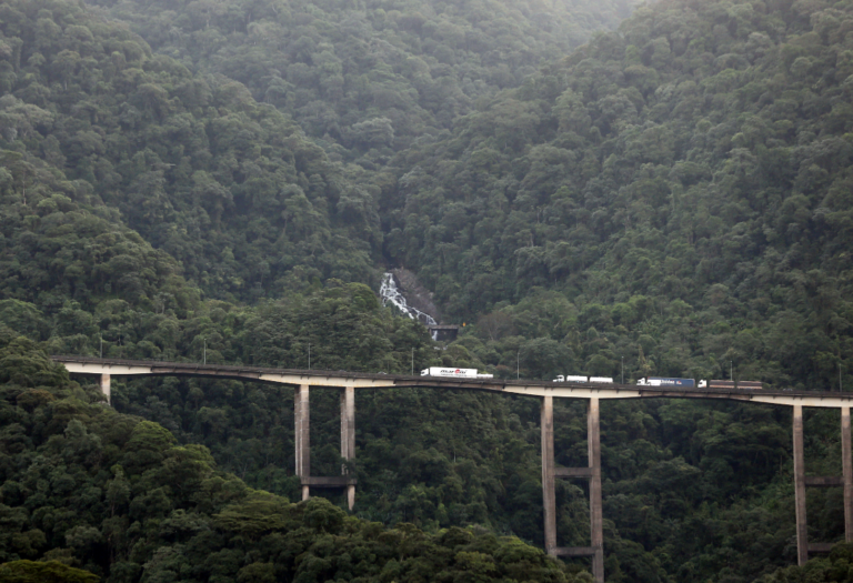 Homem leva tiro de raspão durante assalto na Rodovia dos