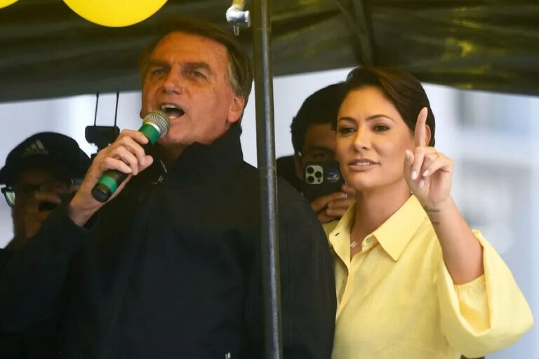 Impedido por Moraes, Bolsonaro afirma que Michelle irá à posse