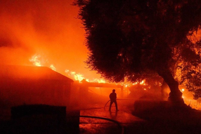 Incêndios em Los Angeles deixam 10 mortos e causam destruição