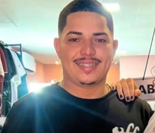 Jovem é assassinado a tiros dentro de bar na cidade