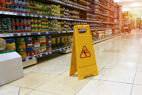 Justiça do MA condena supermercado a indenizar idosa que caiu