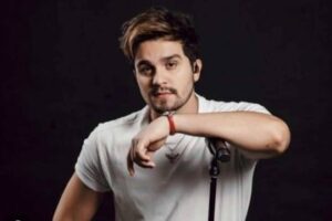 Luan Santana é internado com suspeita de apendicite em meio