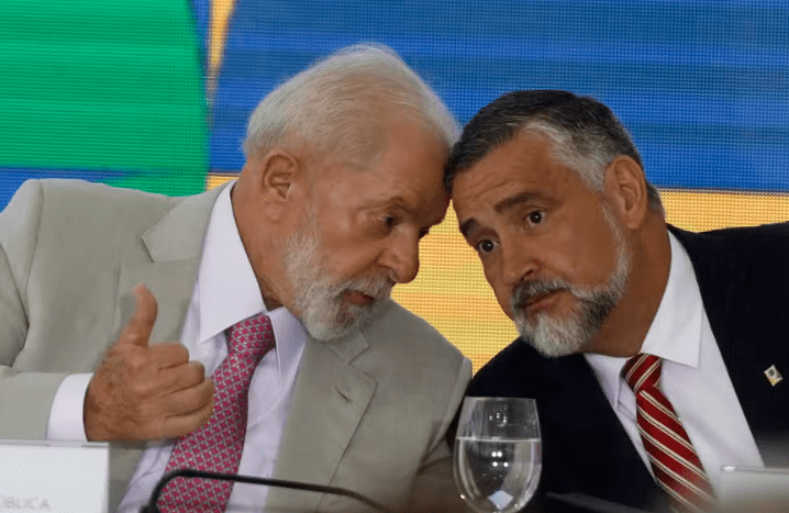 Lula demite Paulo Pimenta da Secom, que será comandada por