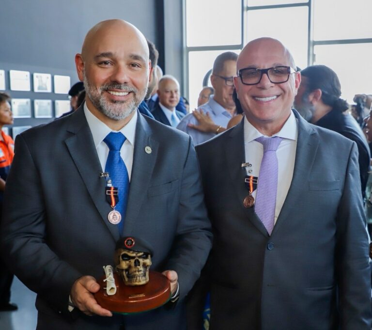 Márcio Pacheco, conselheiro-presidente do TCE-RJ, é condecorado com medalha do