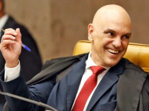 Moraes dá sinal de que pode liberar e manda Bolsonaro