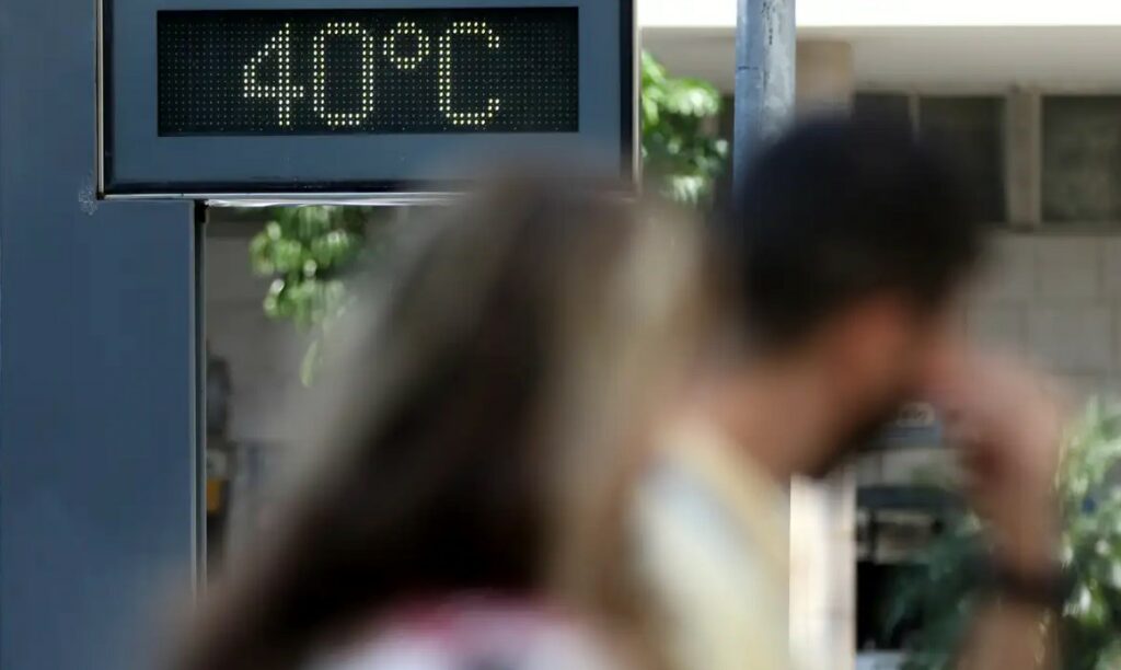 Para aliviar o calor, Rodrigo libera uso de bermuda na