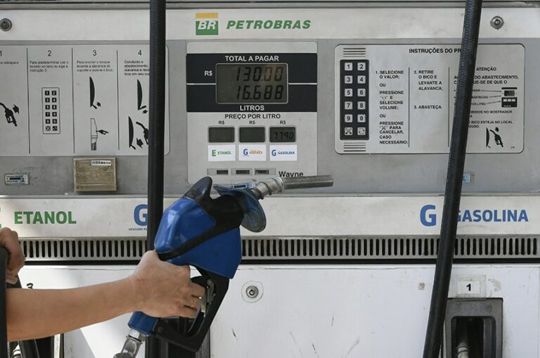 Preços da gasolina e do etanol fecham 2024 em alta