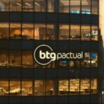 Previsões do BTG Pactual indicam volatilidade do dólar em 2025