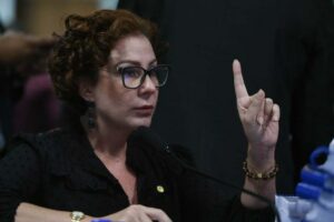 TRE-SP cassa mandato de Carla Zambelli e a torna inelegível