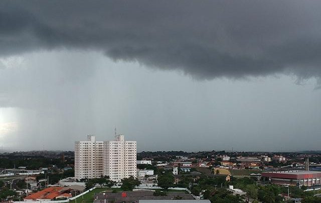 Terça-feira de chuva intensa na capital