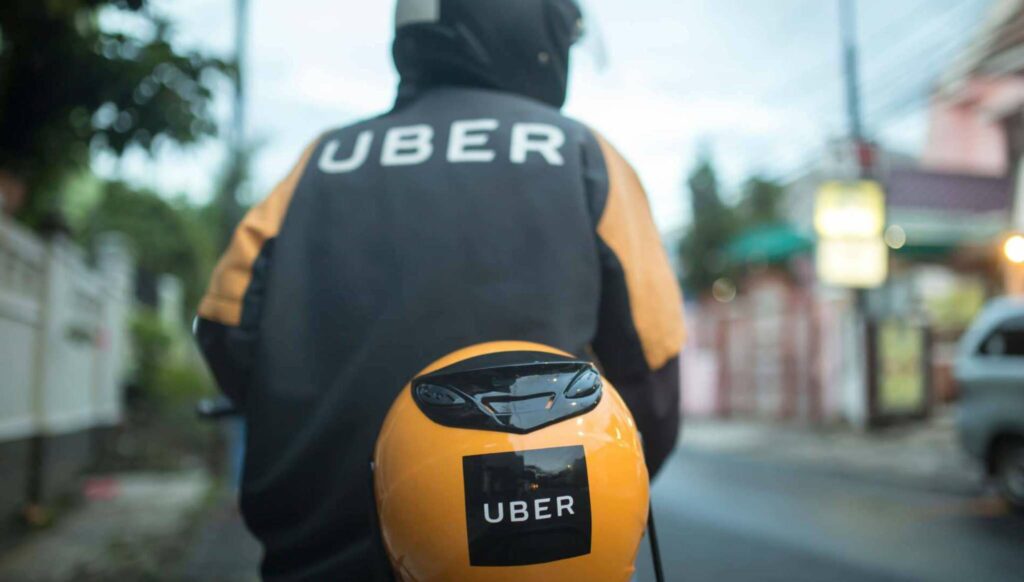 Uber desafia prefeitura e lança serviço de mototáxi em São