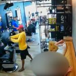 VÍDEO: Policial é baleado durante assalto dentro de barbearia em