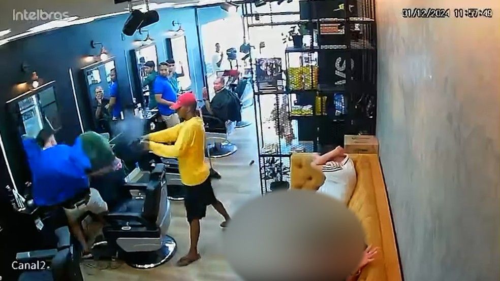 VÍDEO: Policial é baleado durante assalto dentro de barbearia em