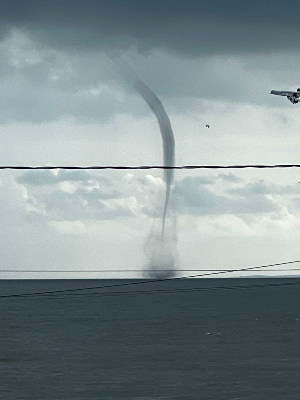 VÍDEO: Tromba D’água é avistada na Praia de Panaquatira em