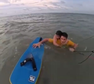 Vídeo: kitesurfista Bruno Lobo salva adolescente de afogamento em praia