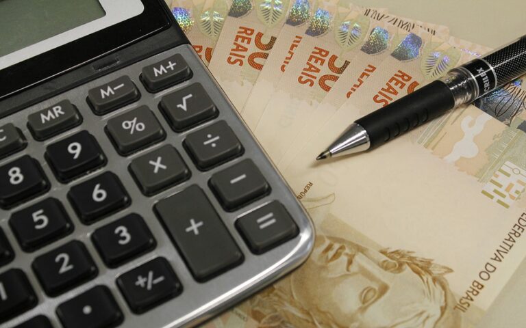 1.000 fa­mí­li­as saí­ram do en­di­vi­da­men­to