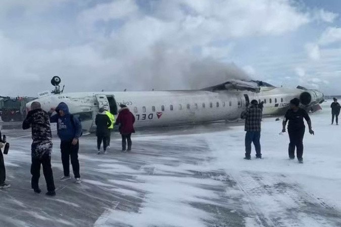 15 pessoas ficam feridas em acidente no aeroporto de Toronto,