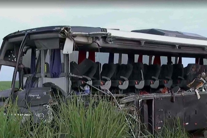 Acidente entre caminhão e ônibus universitário deixa 12 mortos em