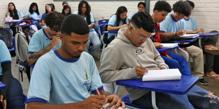 Ajudar a família e mais educação: alunos contam como usam