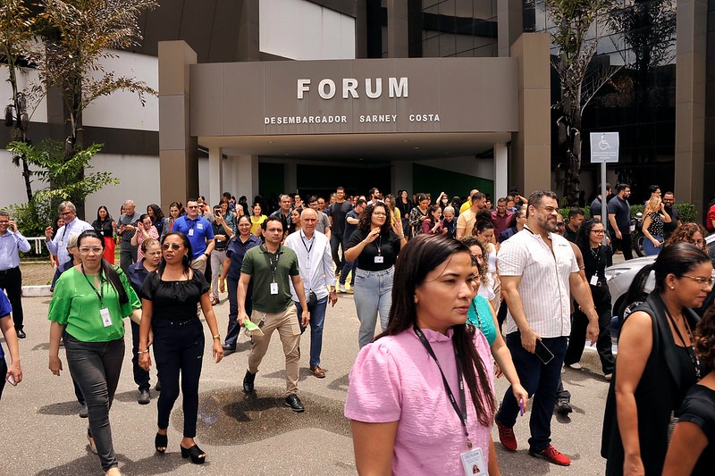 Atividade de evacuação simulada é realizada no Fórum de São