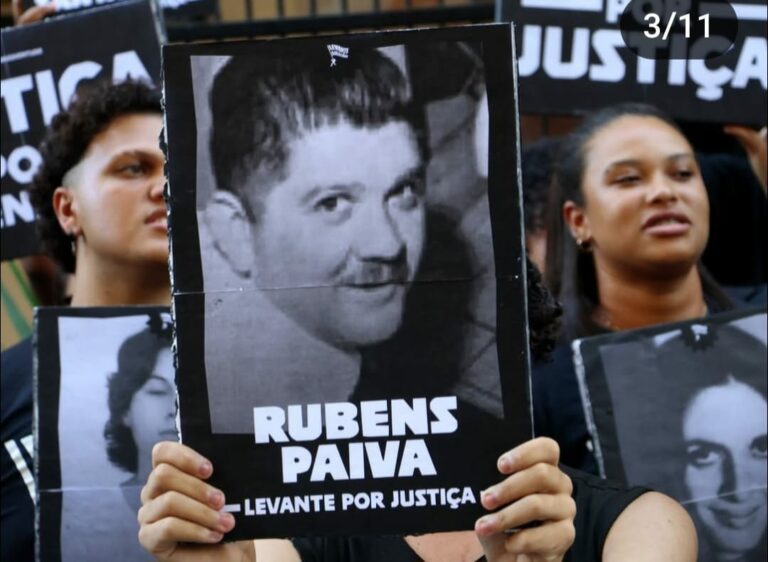 Ativistas protestam em frente a prédio no Flamengo onde mora