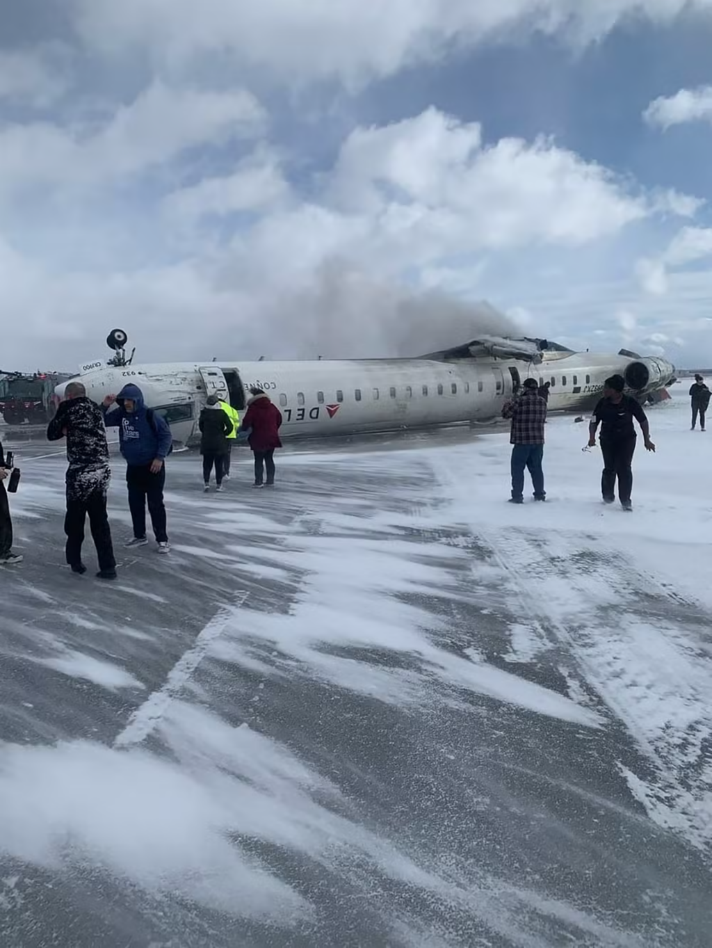 Avião sofre acidente e vira de ponta cabeça no Canadá;