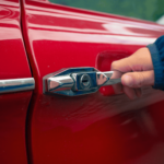 Bater a porta do carro realmente causa algum problema ao