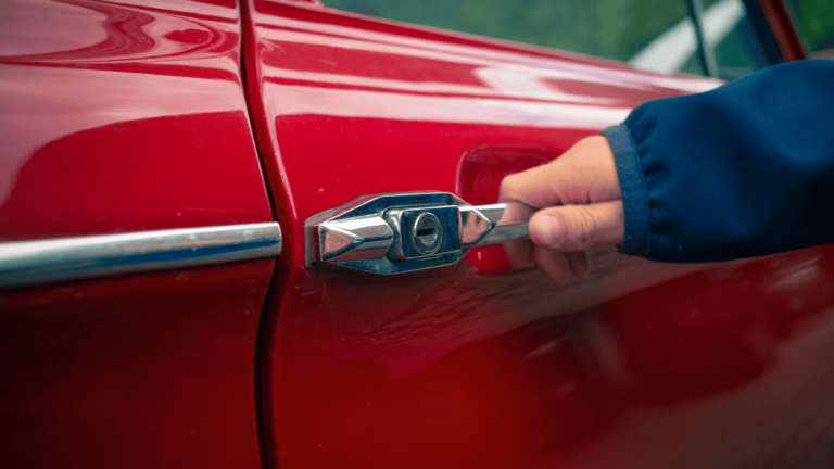 Bater a porta do carro realmente causa algum problema ao