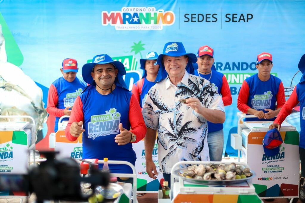 Brandão entrega primeiros carrinhos do Minha Renda Praia a vendedores